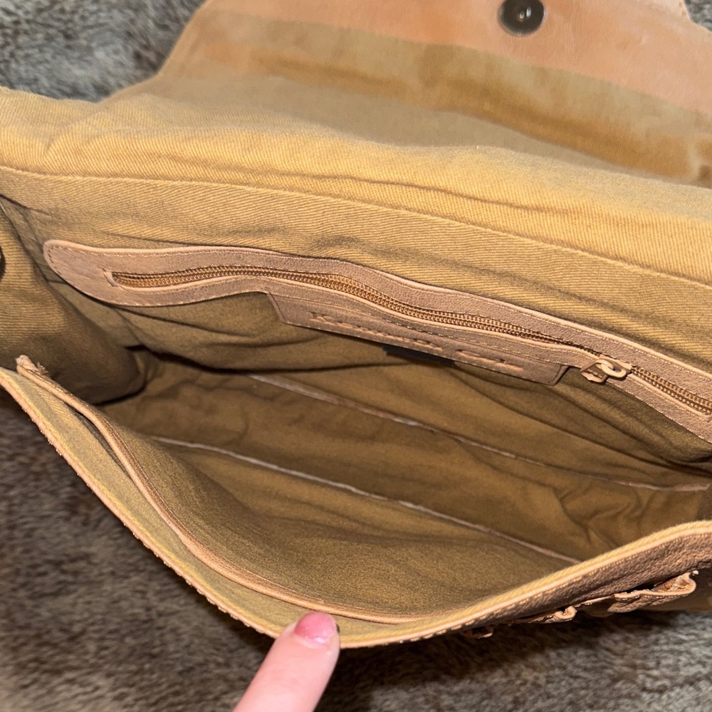 Kenneth Cole Soft Tan Leather Crossbody Saddle Bag - Picture 5 of 9